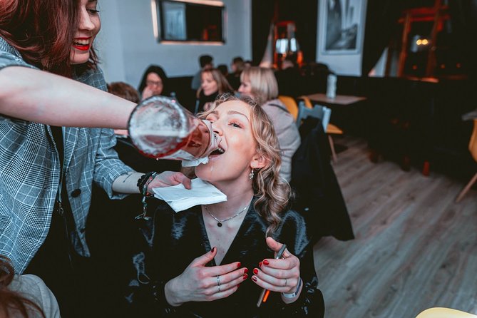 Pub Crawl + Unlimited Drinks + VIP entry + Drinking Games & Photographer - VIP entry and dancing: what to expect at the clubs