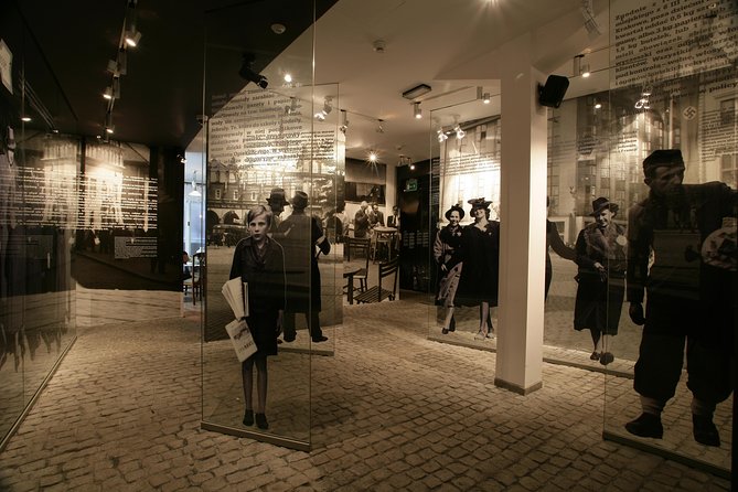 Schindler's Factory Guided Tour in Krakow & skip the line ticket - Entering Fabryka Emalia Oskara Schindlera: the story route in order