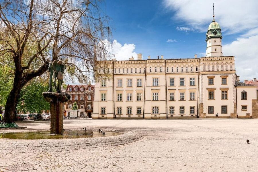 Schindler's Factory & Kazimierz Jewish Quarter Tour - Old Synagogue, Remuh Cemetery, Kupa and Tempel: the story in the buildings