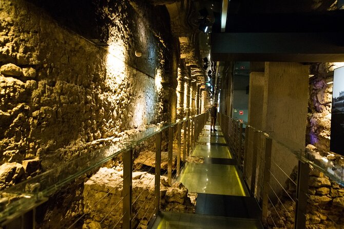 Small-group Rynek Underground Museum Guided Tour in Krakow - Timing reality: about 1 hour 30 minutes, and why some people feel rushed