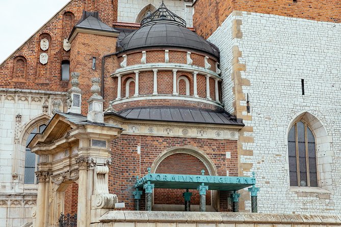 The Heart of Krakow: Old Town & Wawel Castle Private Tour - Stop 1 at Stary Kleparz: the bagel museum start that sets the tone