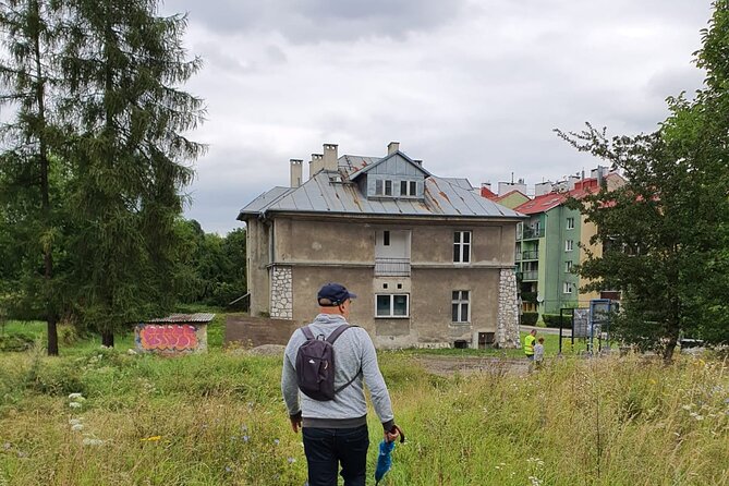 TOUR AL CAMPO DE CONCENTRACIÓN DE PLASZOW. El campo de la Lista de Schindlert. - Ruinas del tanatorio y del cementerio judío: cuando el lugar habla sin edificios