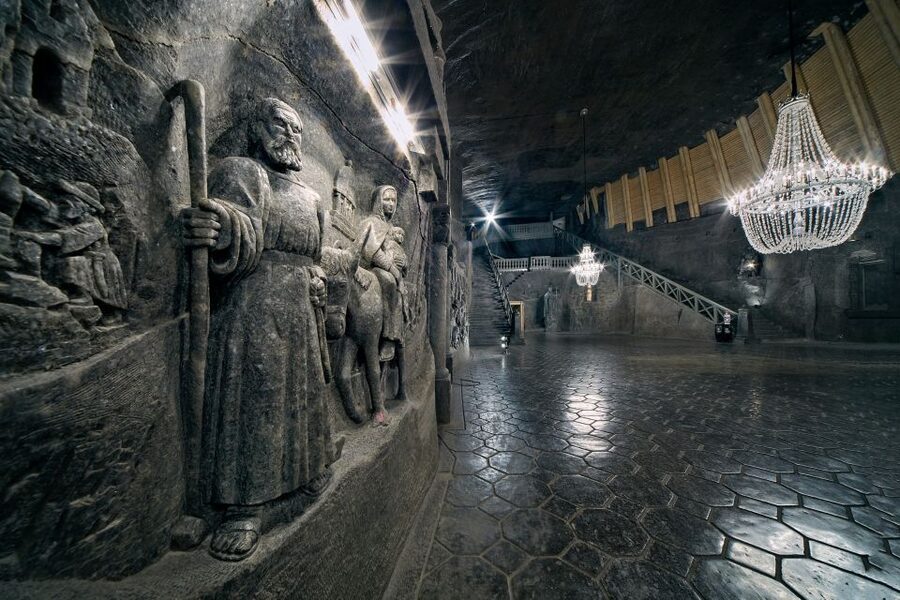 Unesco List; Wieliczka Salt Mine Half-Day Tour from Kraków - The descent: first-level entry, 380 steps, and that salt-air shock