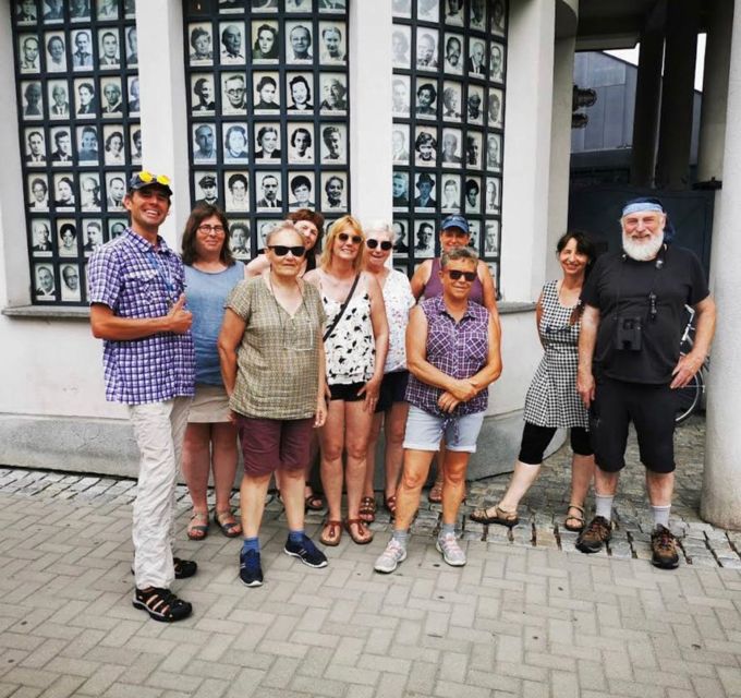 Walking Tour of Krakow: Old town - 2-Hours of Magic - Wawel Castle area: seeing the big landmark from the right side of the street