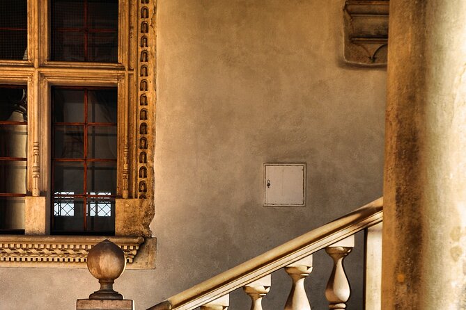 Wawel Castle and Cathedral Guided Walking Tour in Kraków - Wawel Cathedral: coronations, chapels with golden domes, and the bell moment
