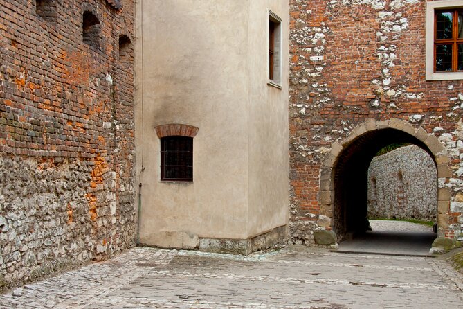 Wawel Castle and Cathedral Guided Walking Tour in Kraków - Language and group size: what English means in real life here