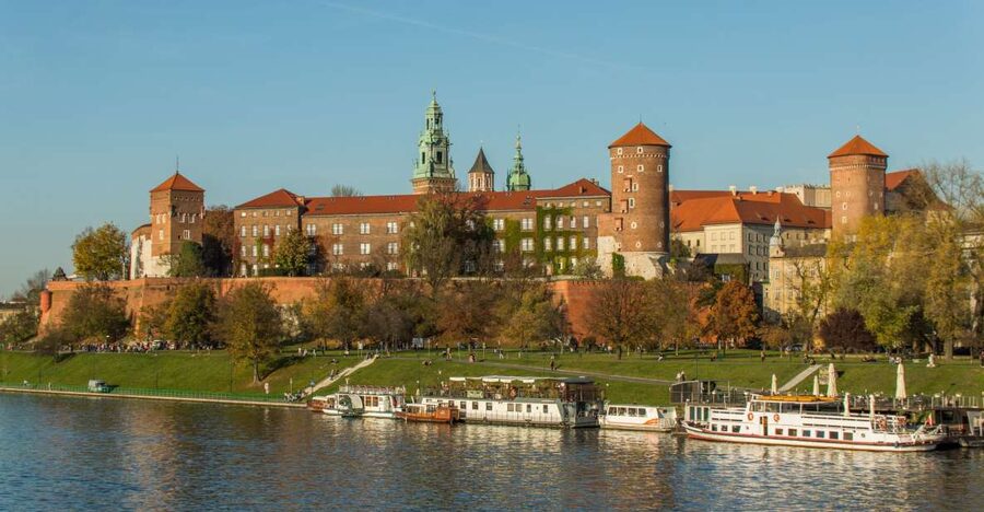 Wawel Castle, Cathedral, & Rynek Underground Tour with Lunch - Inside the Royal Castle: rooms, collections, and the crossroad theme